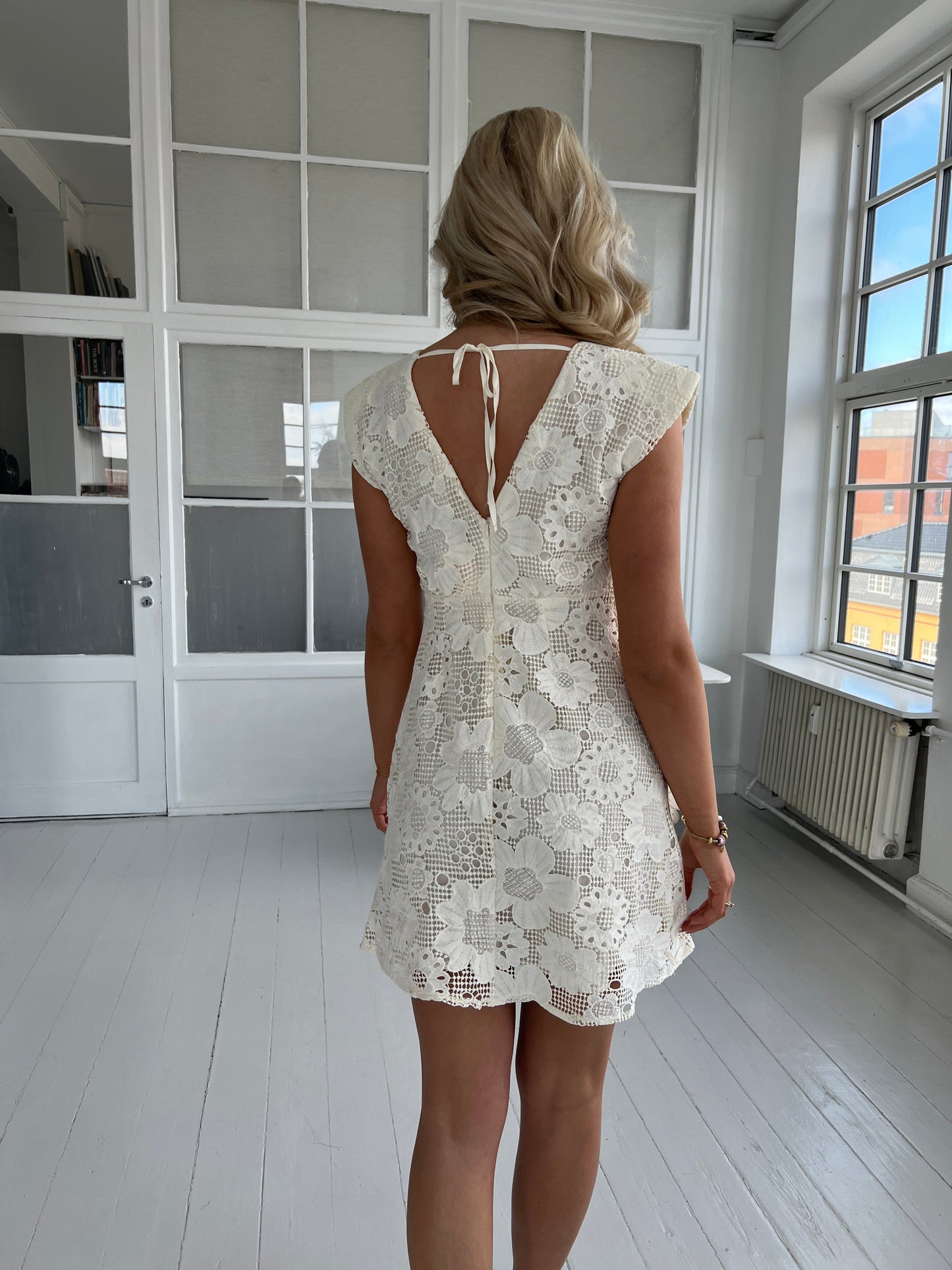 Elli White beige lace dress