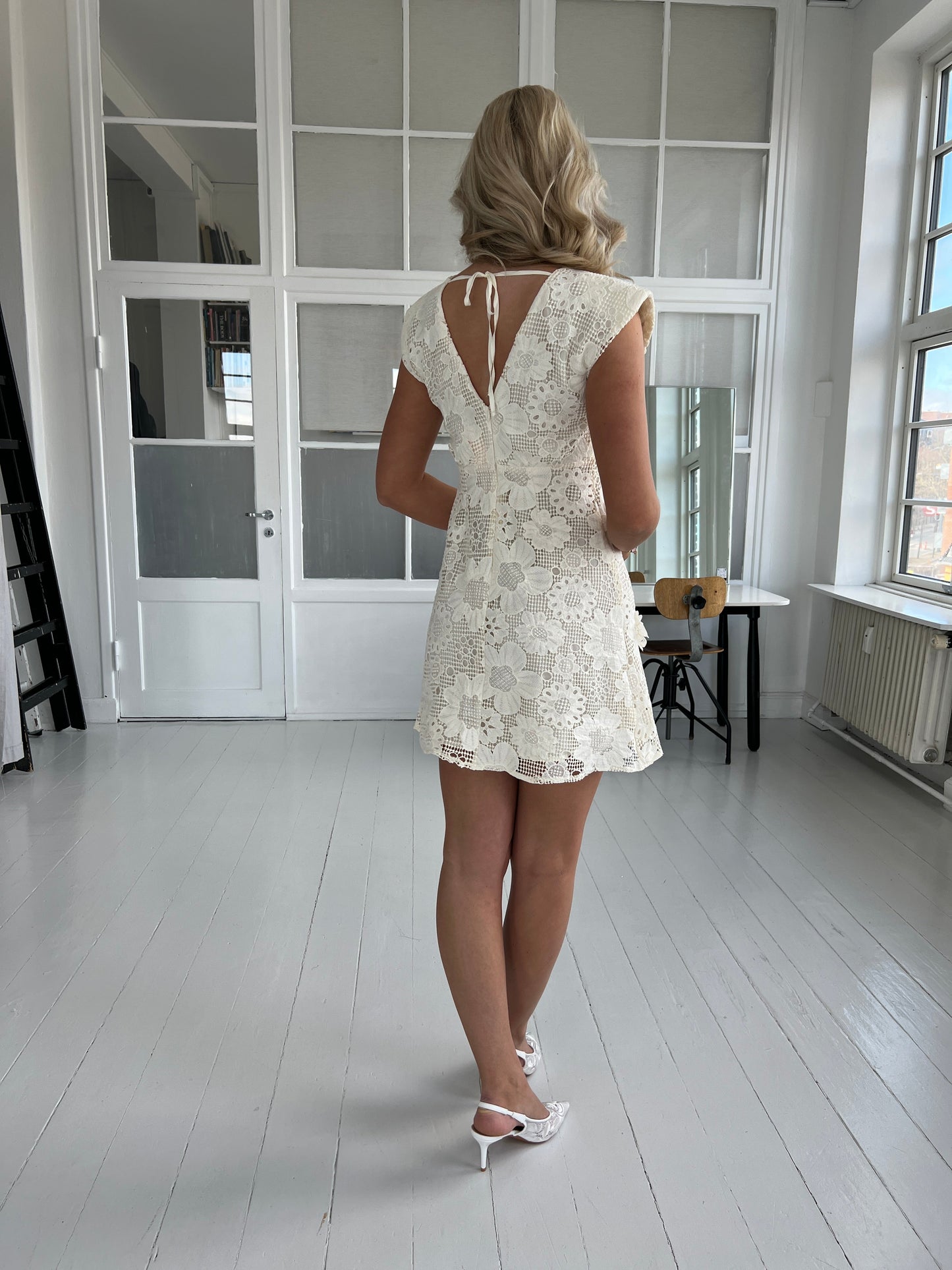 Elli White beige lace dress