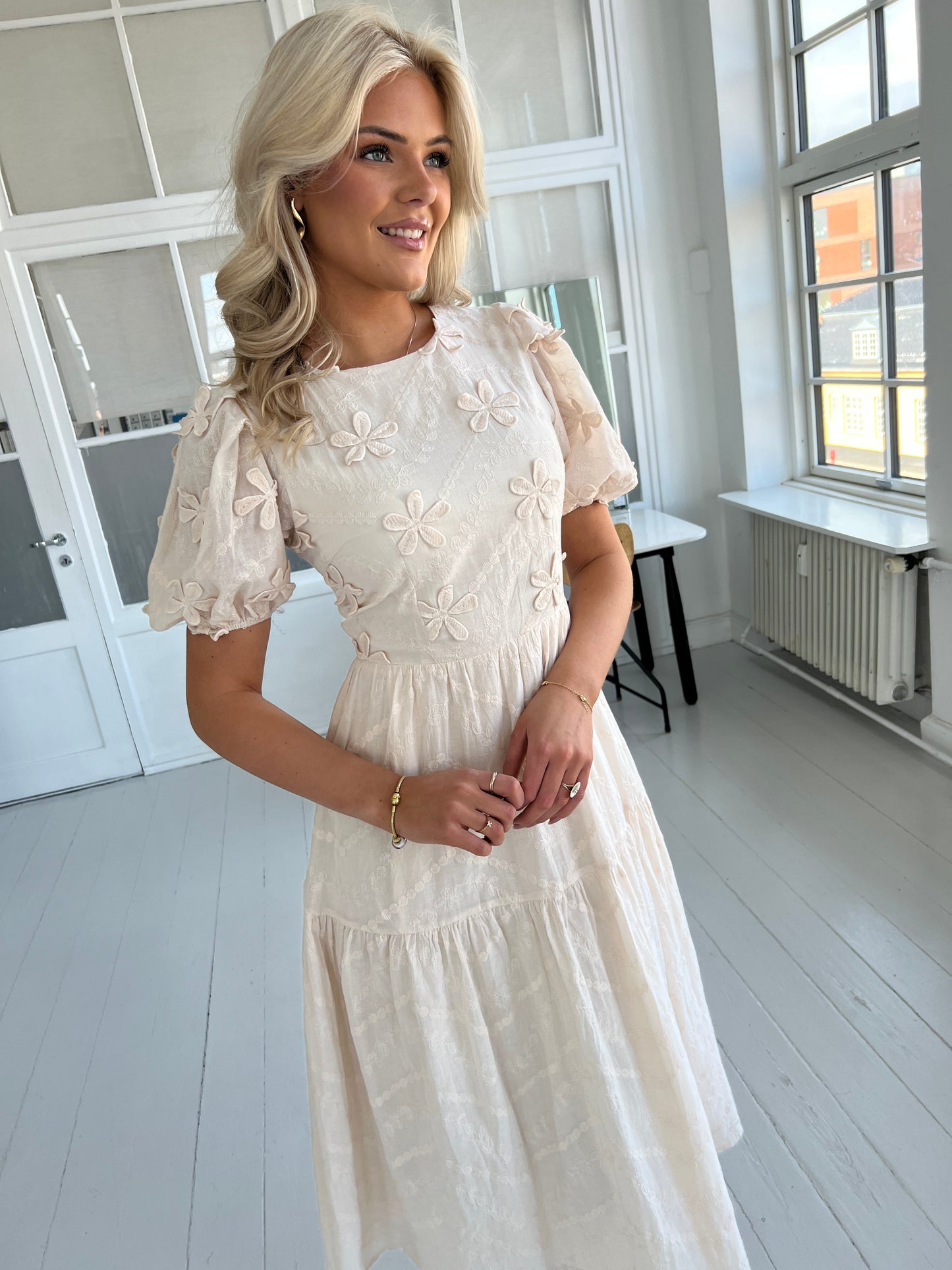 Elli White beige flower dress