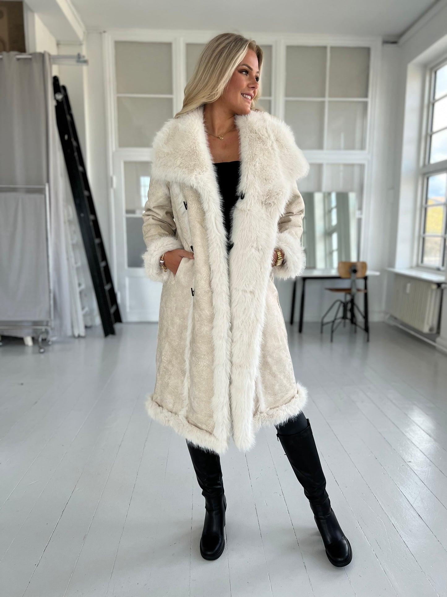 Flam beige faux fur frakke (2212)-jakke-Aaberg Copenhagen