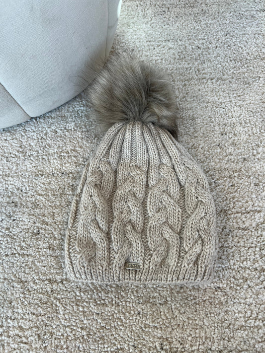 Achti beige pompom hat (2327) fra webshoppen Aaberg Copenhagen