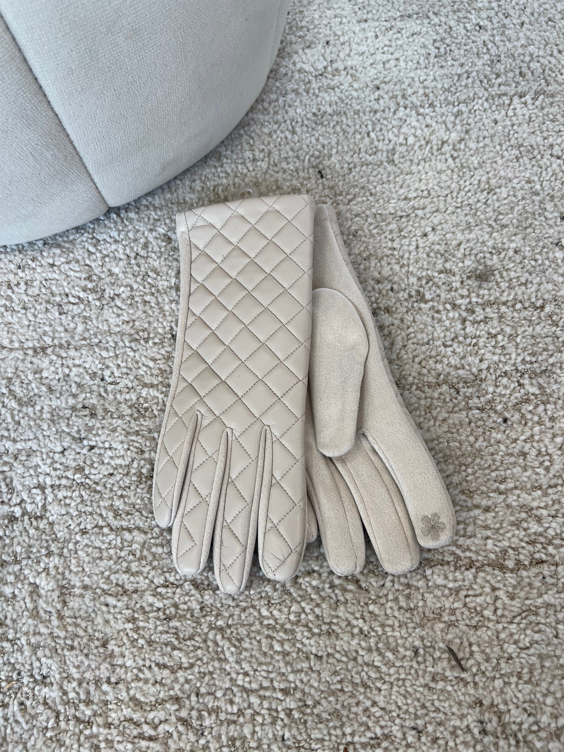 Beige faux leather gloves (1702) fra webshoppen Aaberg Copenhagen