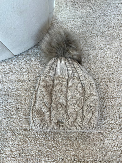 Achti beige pompom hat (2327) fra webshoppen Aaberg Copenhagen