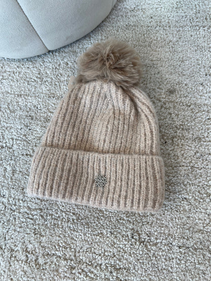 Beige pompom hat (7114) fra webshoppen Aaberg Copenhagen