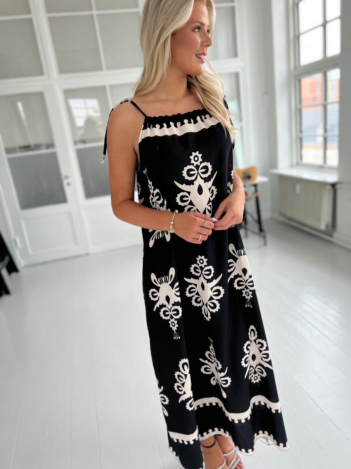 Syma long black printet dress (1861)-kjole-Åberg CPH-Onesize-Åberg Copenhagen DK