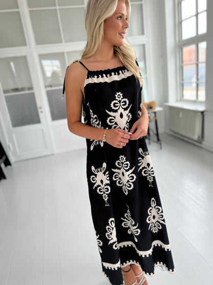 Syma long black printet dress (1861)-kjole-Åberg CPH-Onesize-Åberg Copenhagen DK