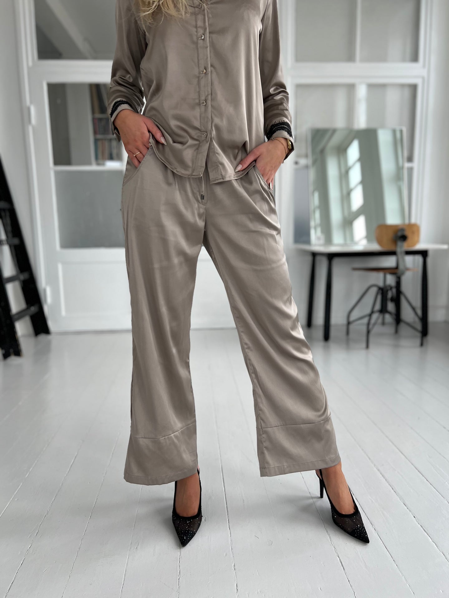 Gaspar Honolulu grey satin pants