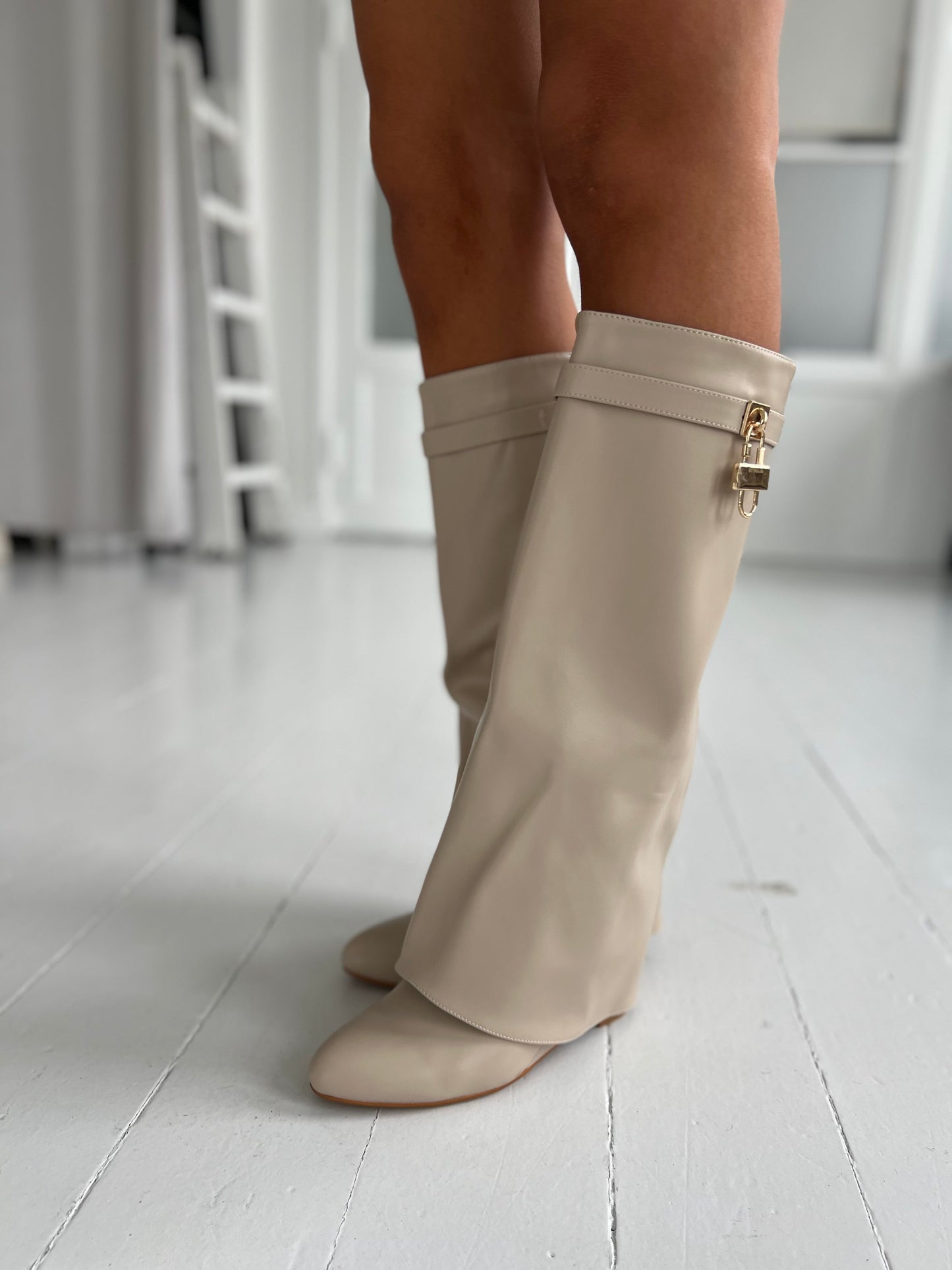 Covana beige heel boots (2301) - Set fra siden - fra webshoppen Aaberg Copenhagen