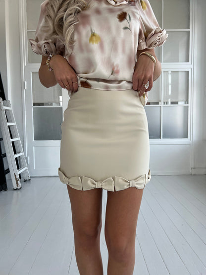 Elli White beige bow skirt