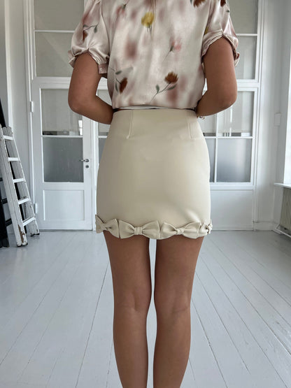 Elli White beige bow skirt