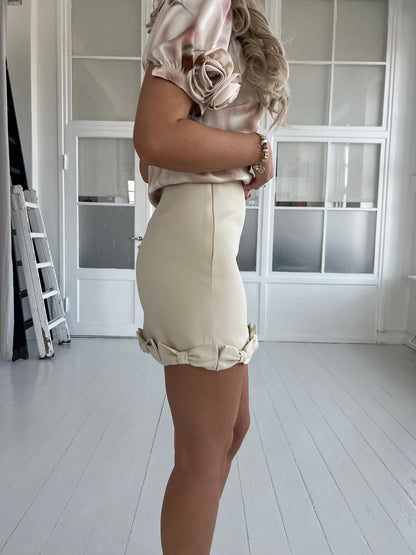 Elli White beige bow skirt
