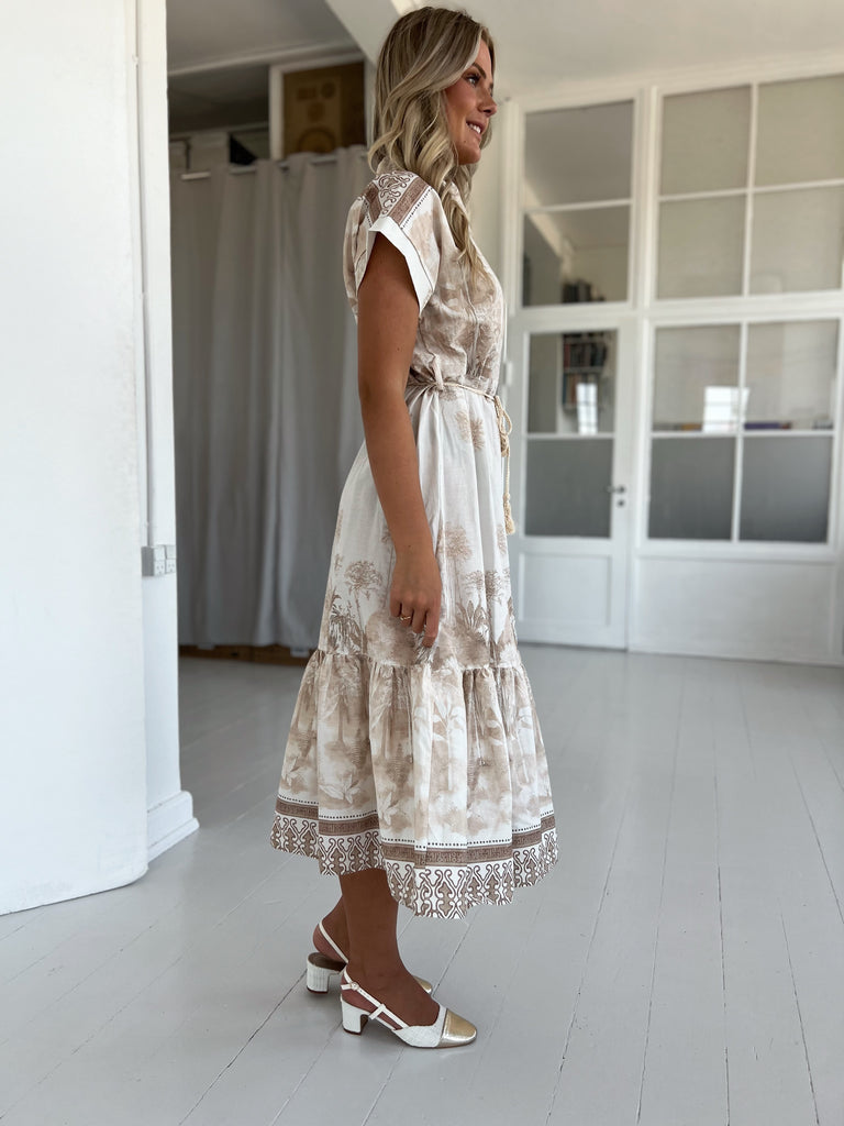 Amy beige summer dress-kjole-Åberg CPH-Onesize-Åberg Copenhagen DK