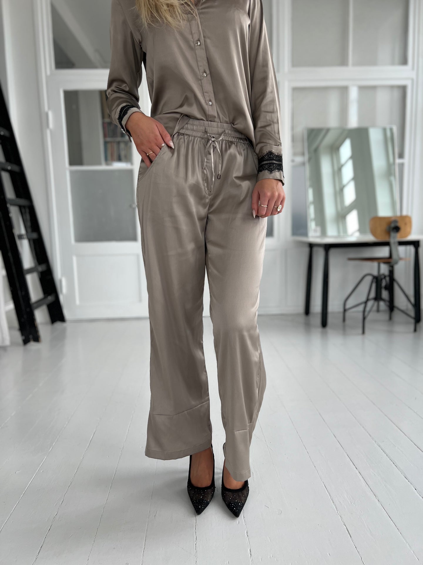 Gaspar Honolulu grey satin pants