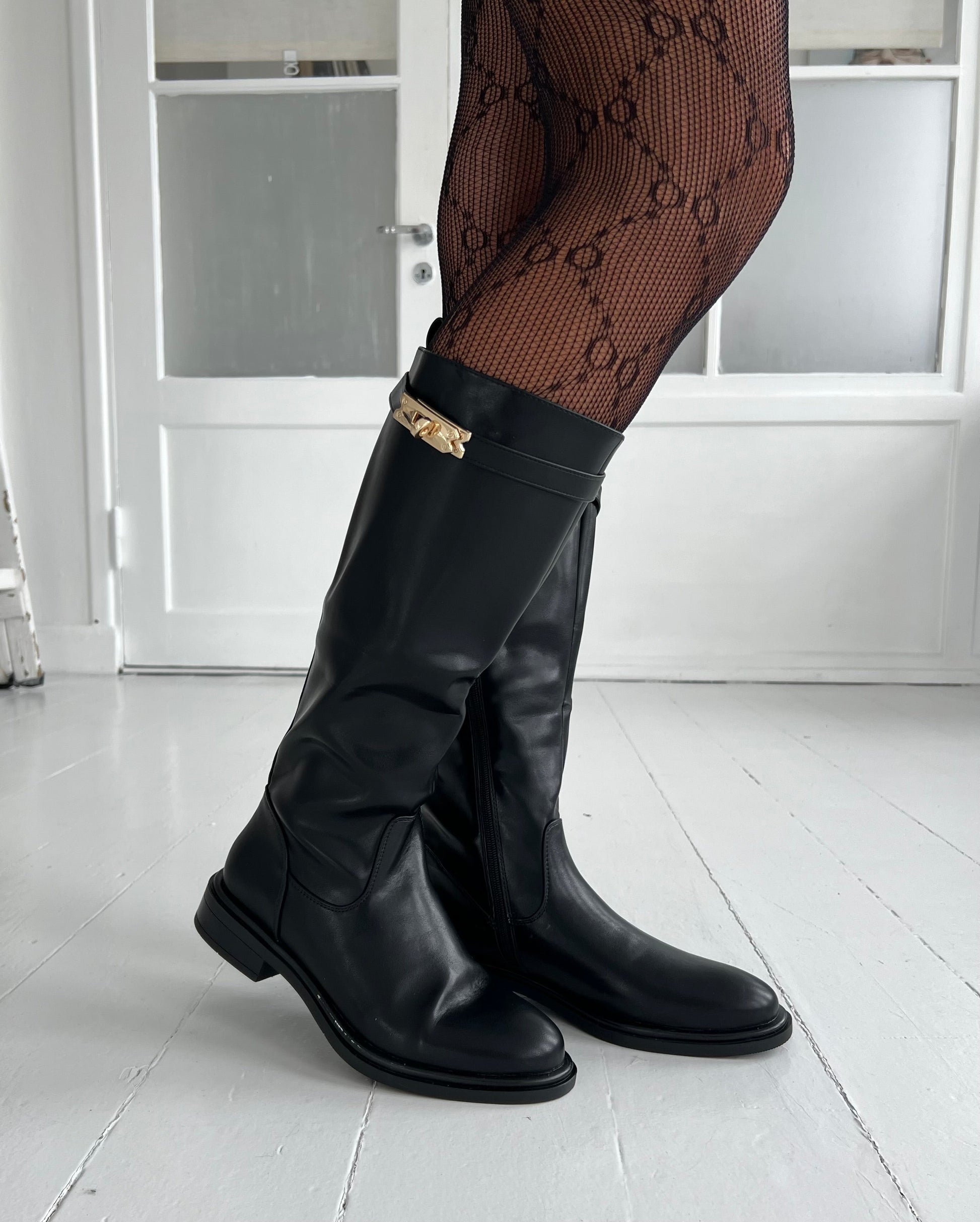 Ideal black boot (5816) - viser lynlås på inderside - fra webshoppen Aaberg Copenhagen