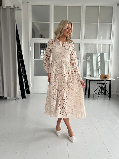 Flam beige lace dress (8579) fra webshoppen Aaberg Copenhagen