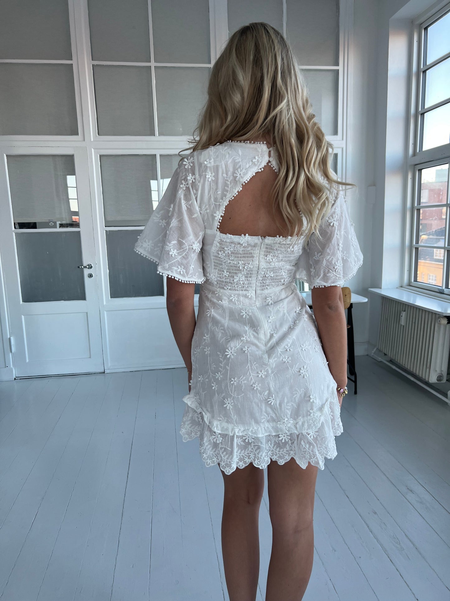 Lily McBee white dress fra webshoppen Aaberg Copenhagen