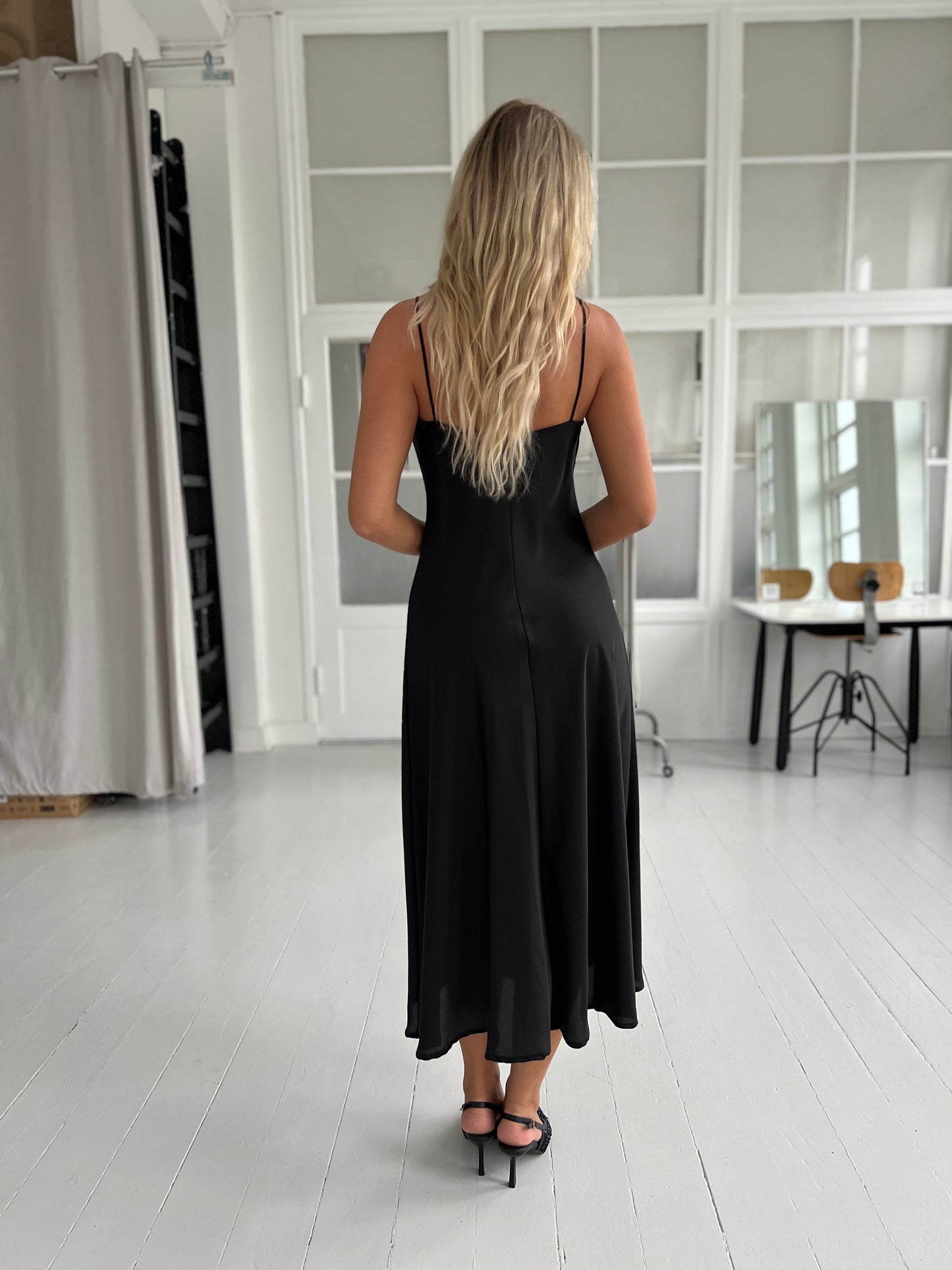 Rose W black satin dress-kjole-Aaberg Copenhagen