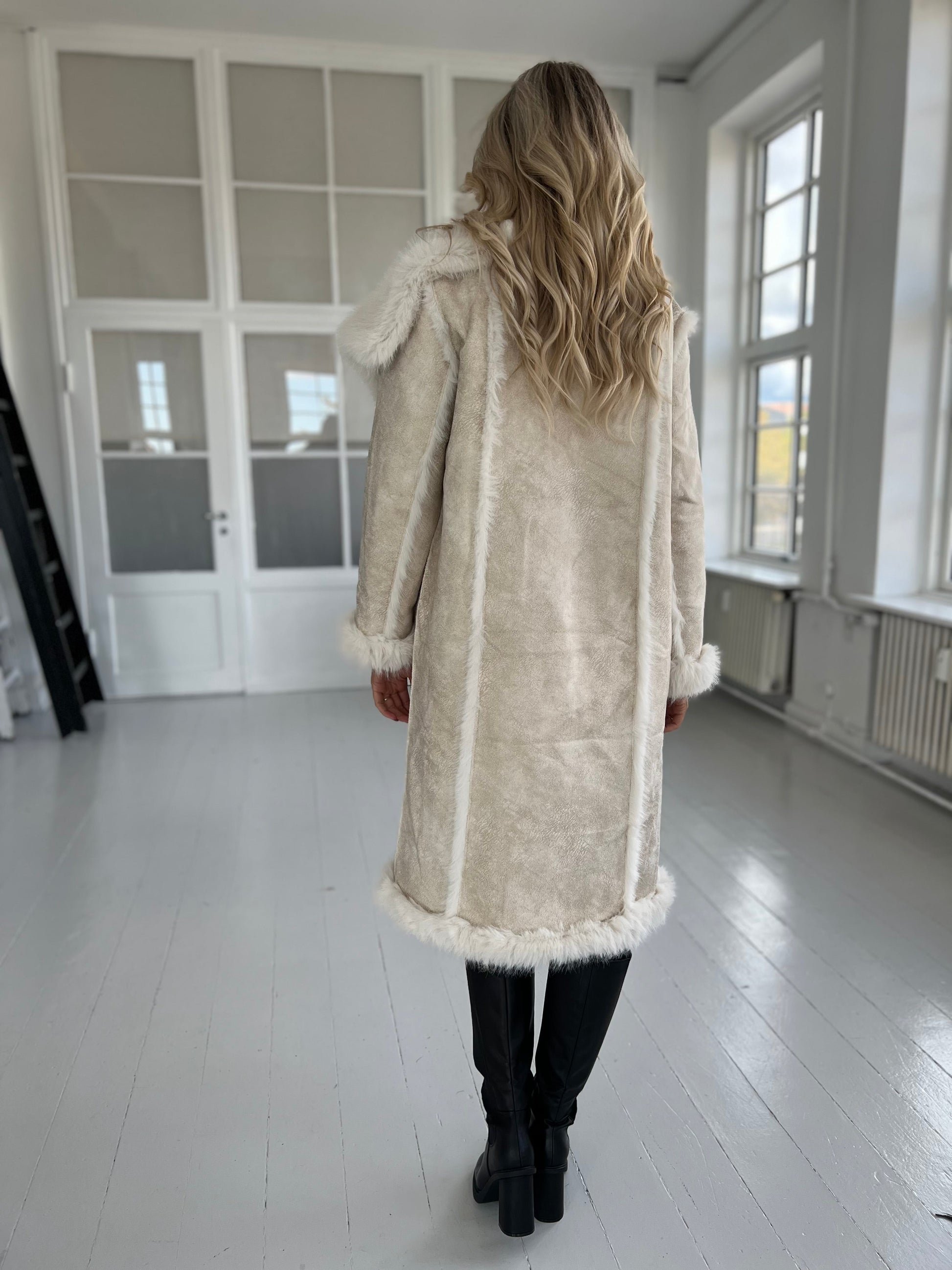 Flam beige faux fur frakke (2212)-jakke-Aaberg Copenhagen