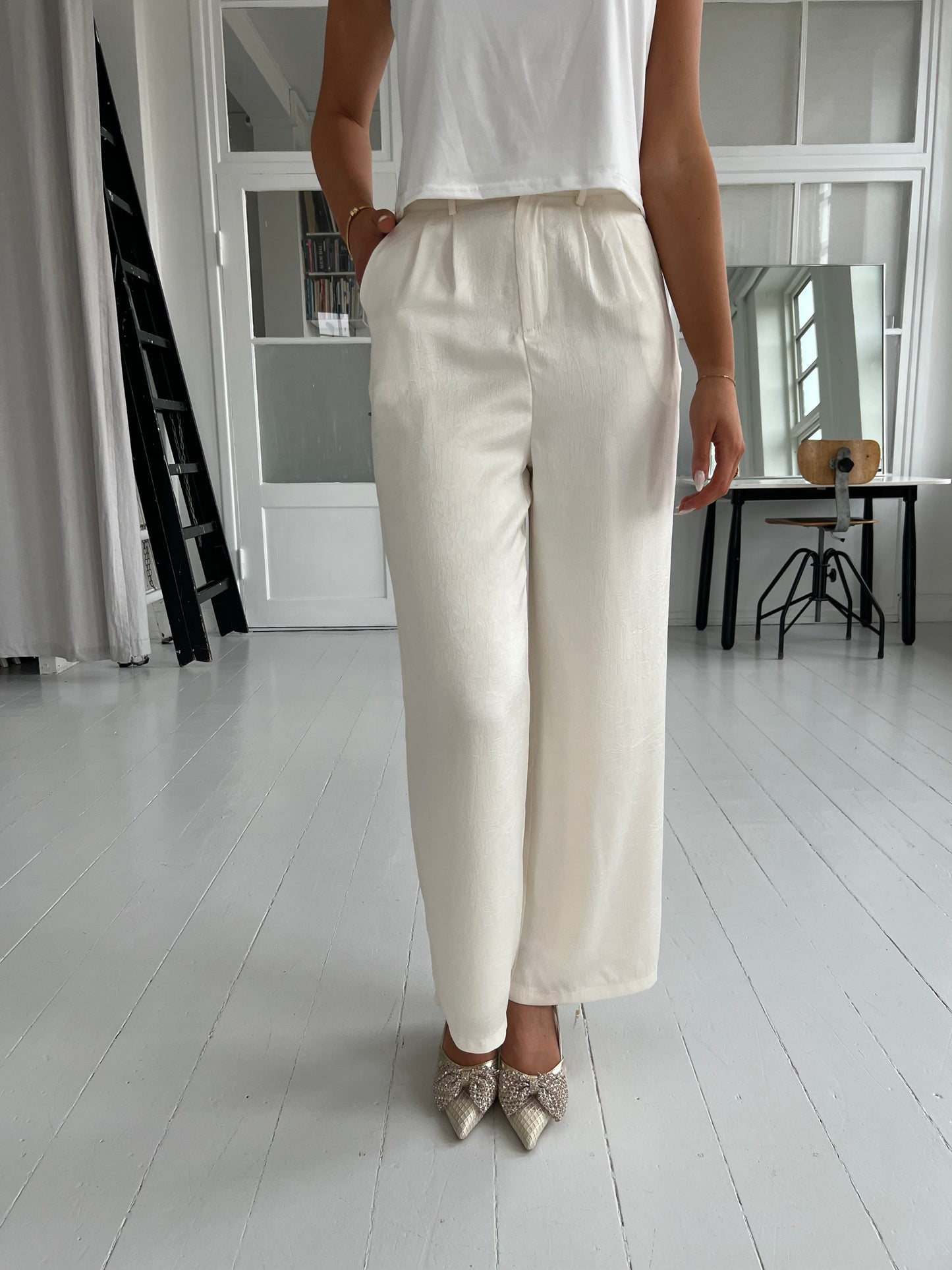 Elli White creme satin pants (9097) fra webshoppen Aaberg Copenhagen