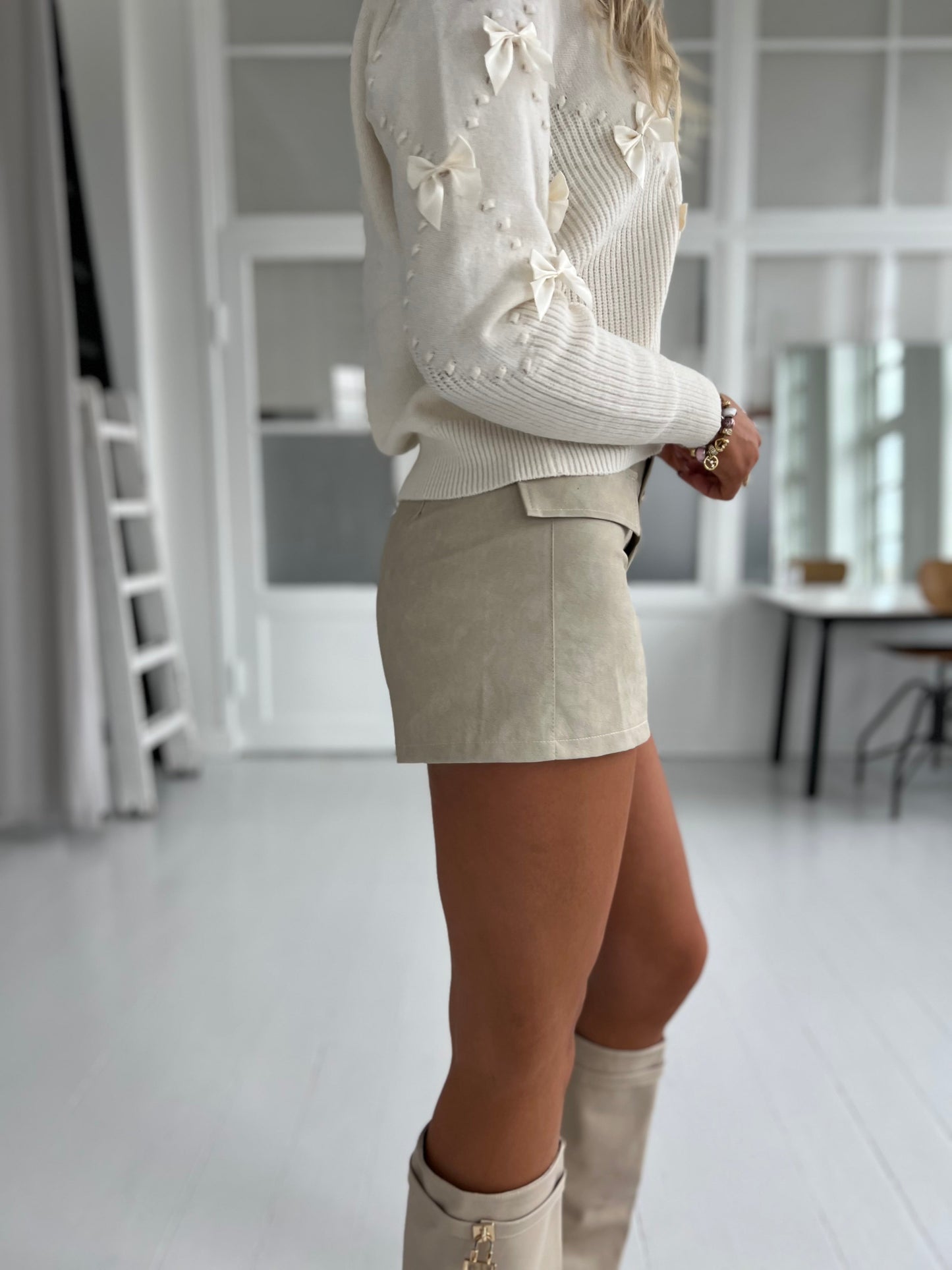 Azaka beige shorts (8881) - Set fra siden - Fra webshoppen Aaberg Copenhagen 