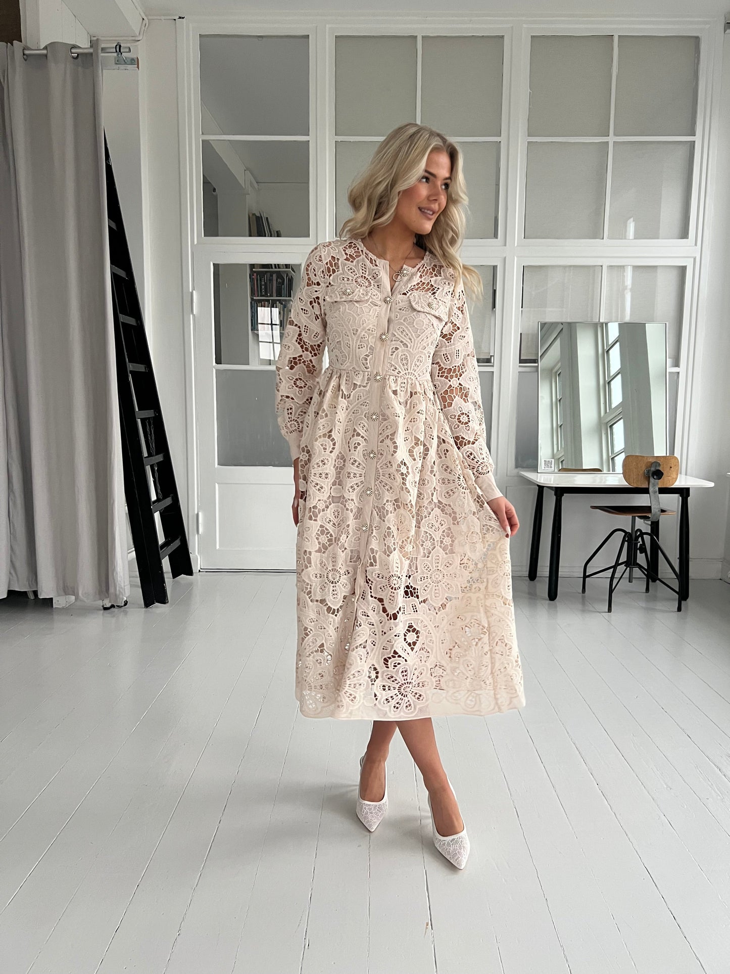 Flam beige lace dress (8579) fra webshoppen Aaberg Copenhagen